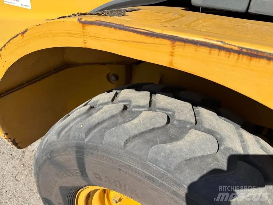 John Deere 244 J Pale gommate
