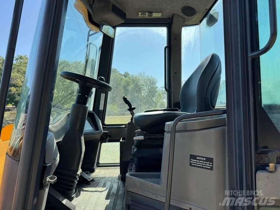 John Deere 244 J Pale gommate