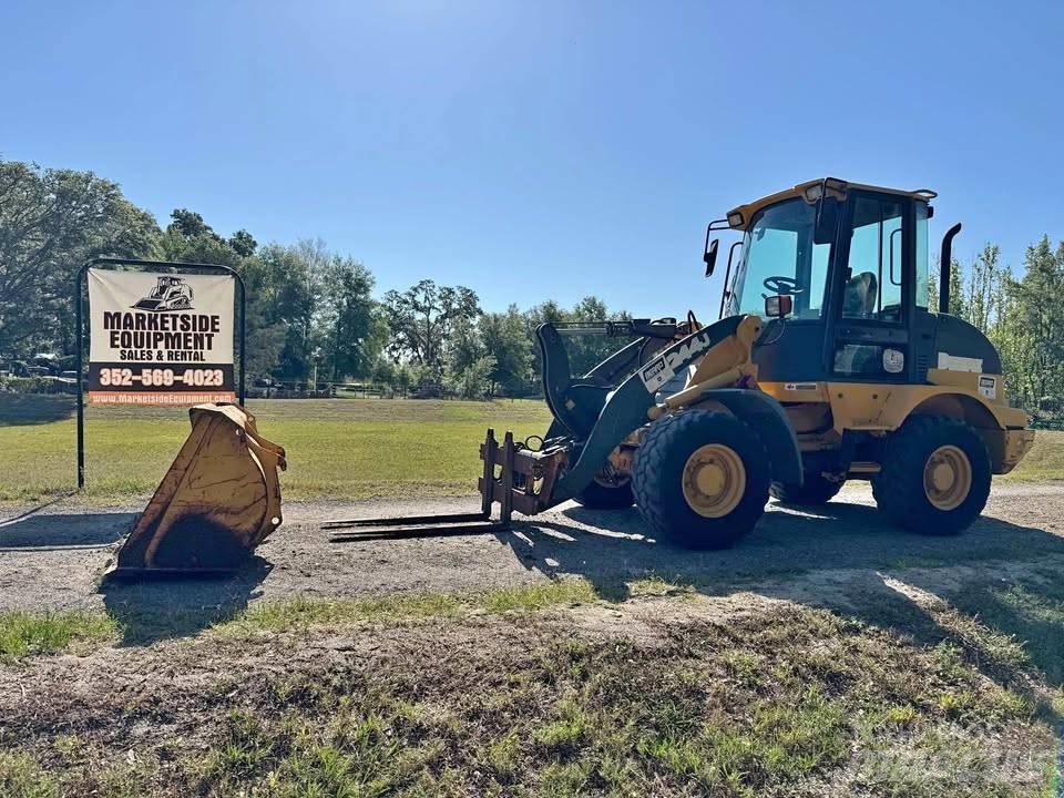 John Deere 244 J Pale gommate