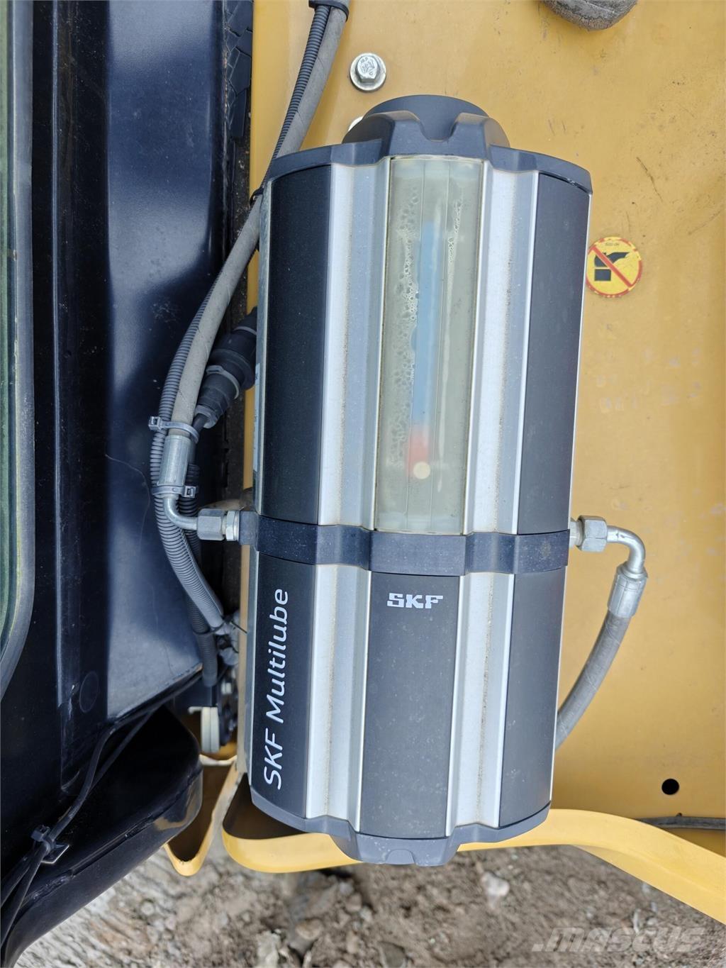 CAT 323 Escavatori cingolati