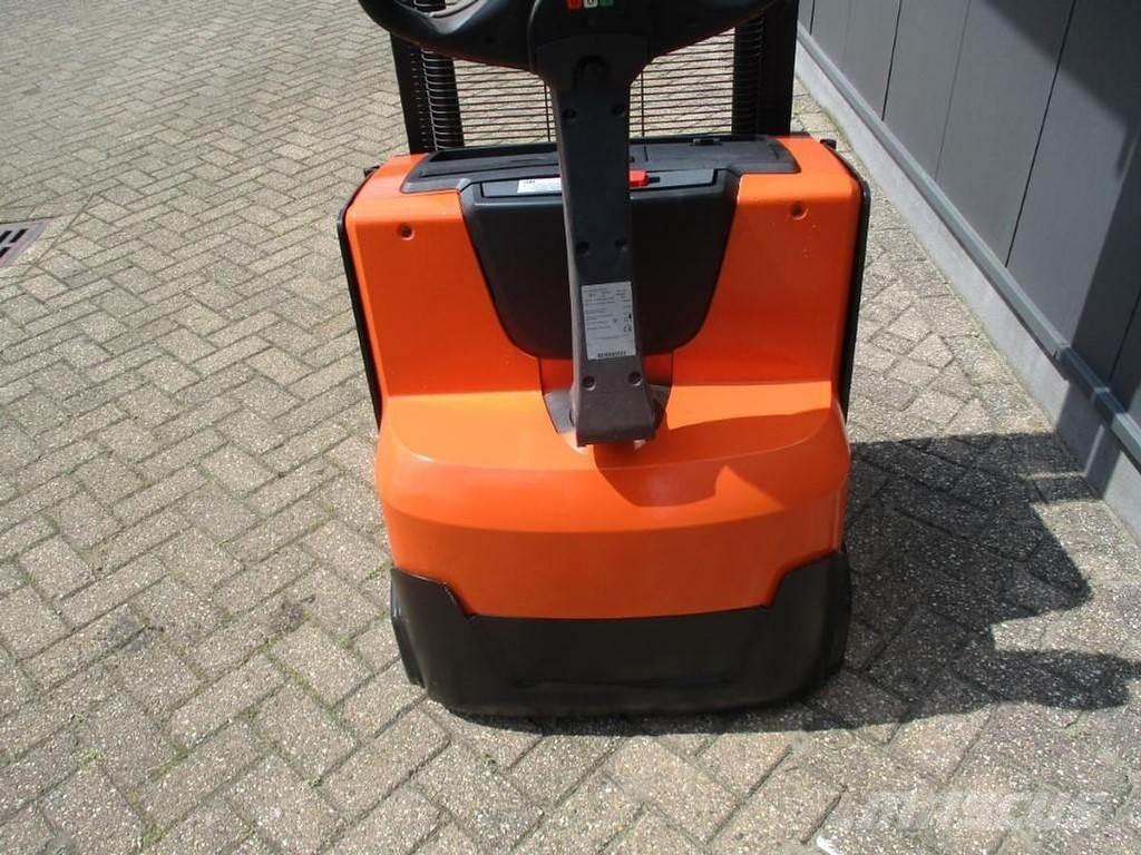 Toyota SWE 120L Transpallet uomo a terra