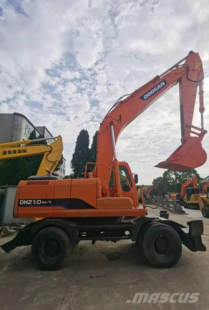 Doosan DH 210 W-7 Escavatori gommati