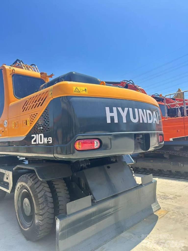 Hyundai R210W-9 Escavatori gommati