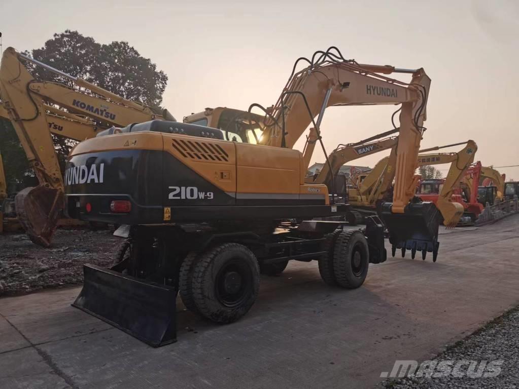 Hyundai R210W-7 Escavatori gommati