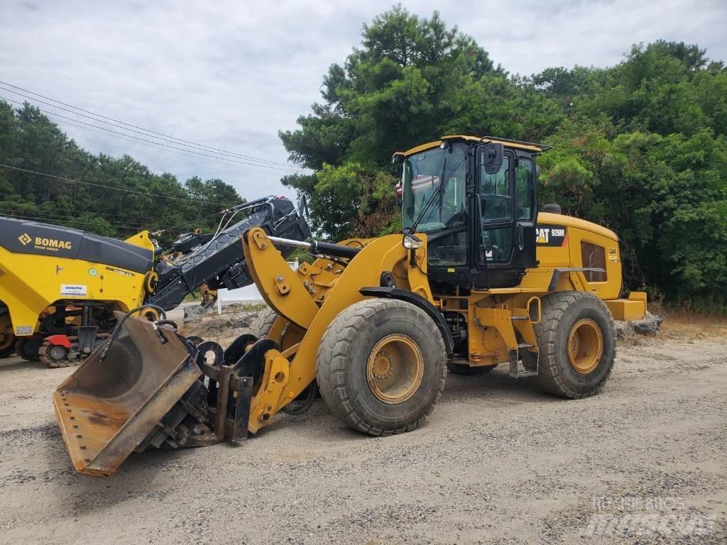CAT 926M Pale gommate