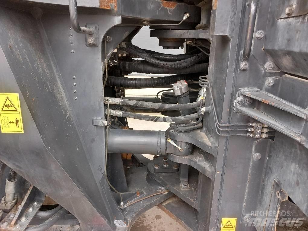 Komatsu WA500-7 Pale gommate
