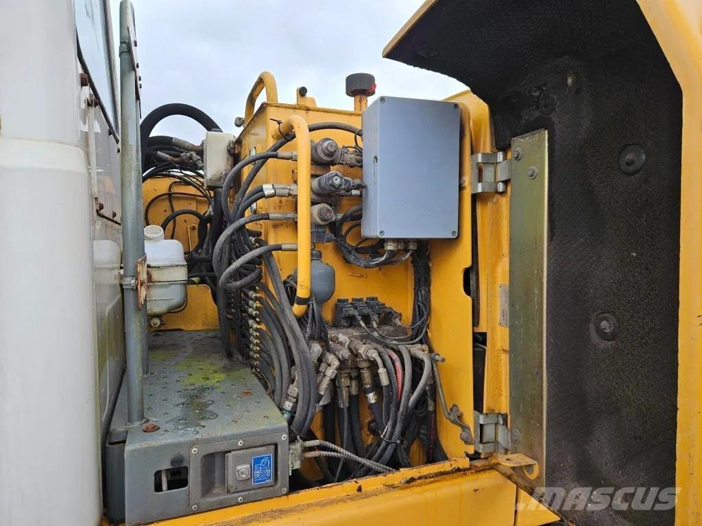 Liebherr A 314 Escavatori gommati