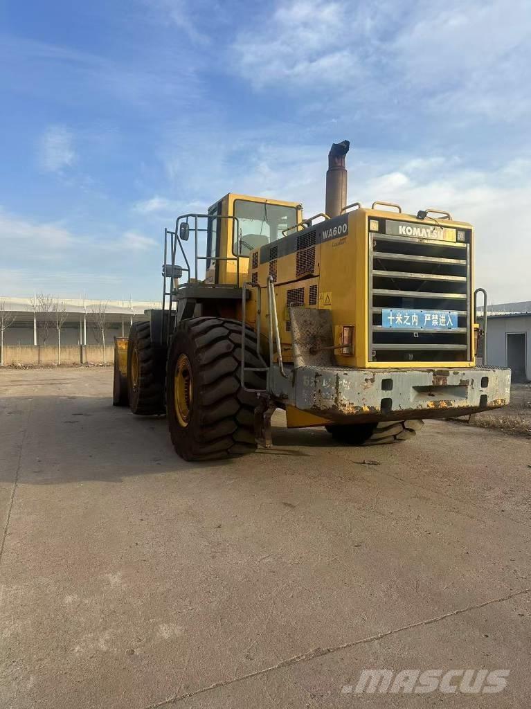 Komatsu WA 600-6 Pale gommate