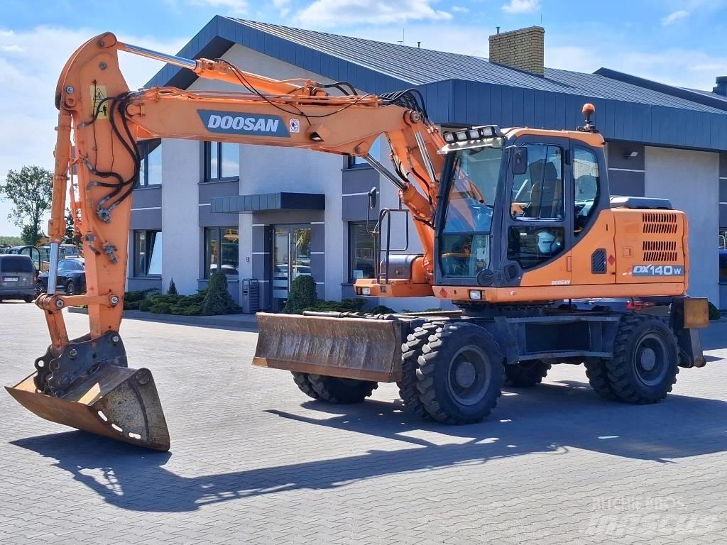 Doosan DX 140 W-3 Escavatori gommati