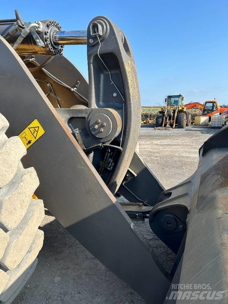 Volvo L 260 H Pale gommate
