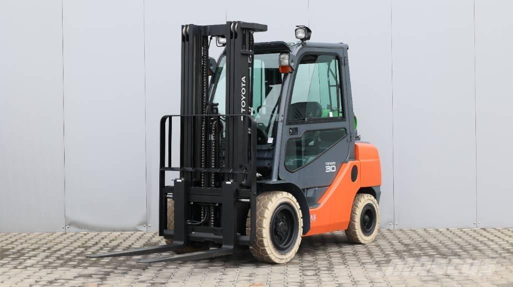 Toyota 8 FGF 30 Carrelli elevatori GPL