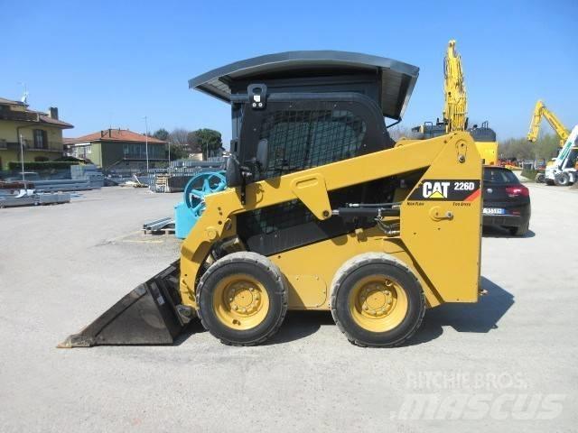 CAT 226 D Mini Pale Gommate