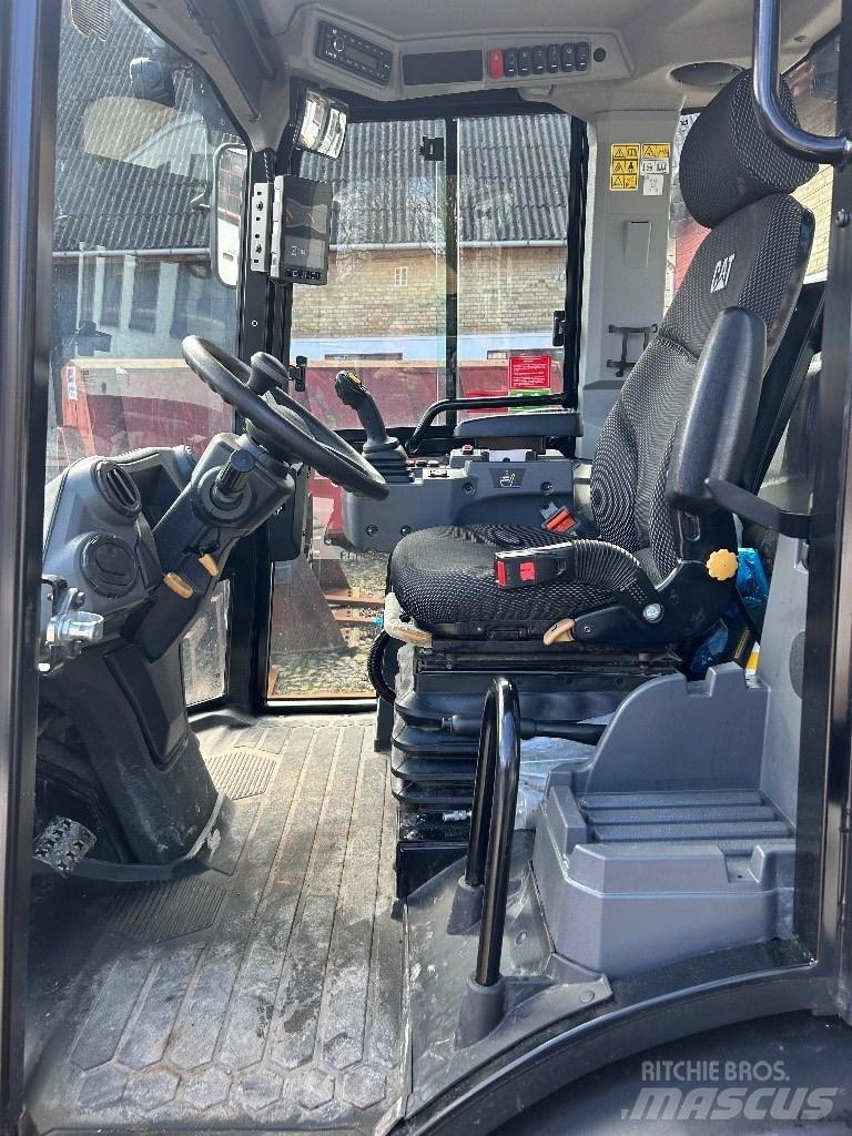 CAT 906 Pale gommate
