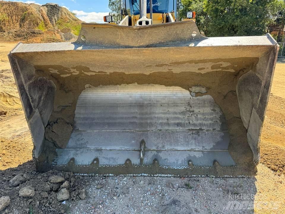 Volvo L 90 F Pale gommate