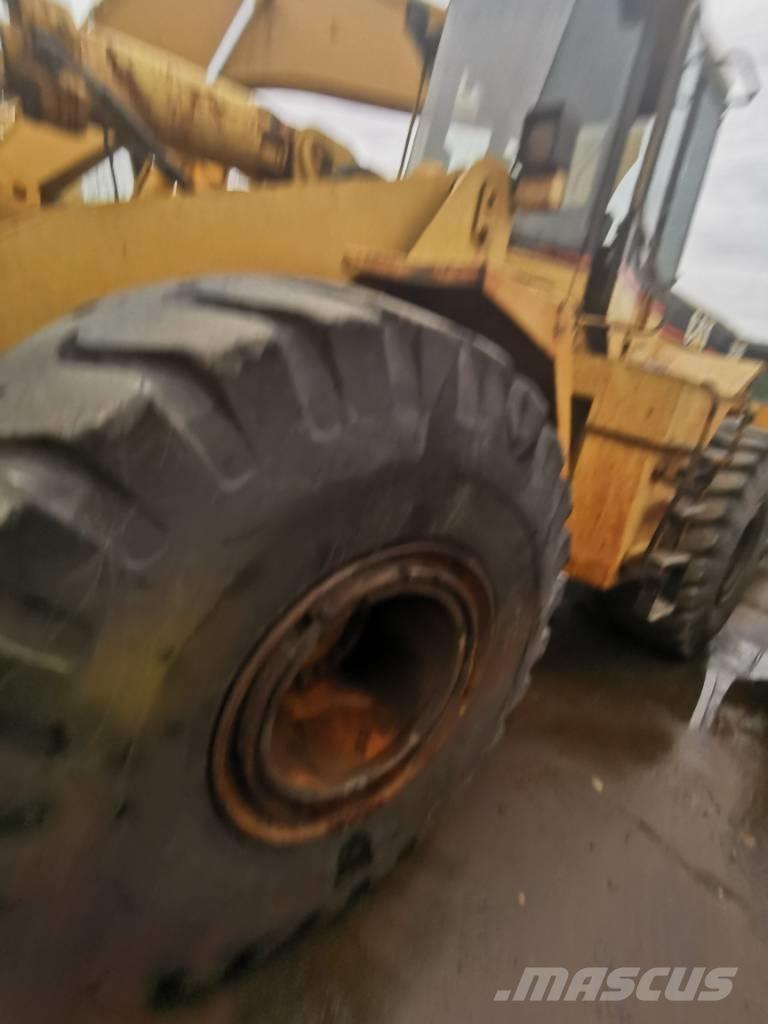 CAT 966F Pale gommate