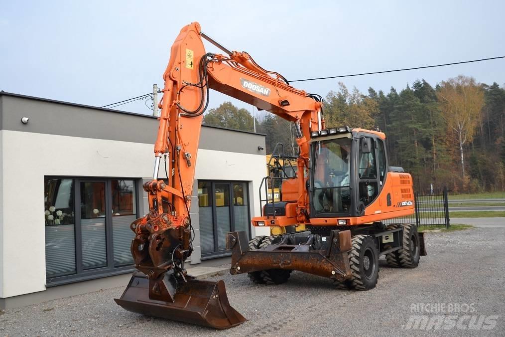 Doosan DX 140 W Escavatori gommati