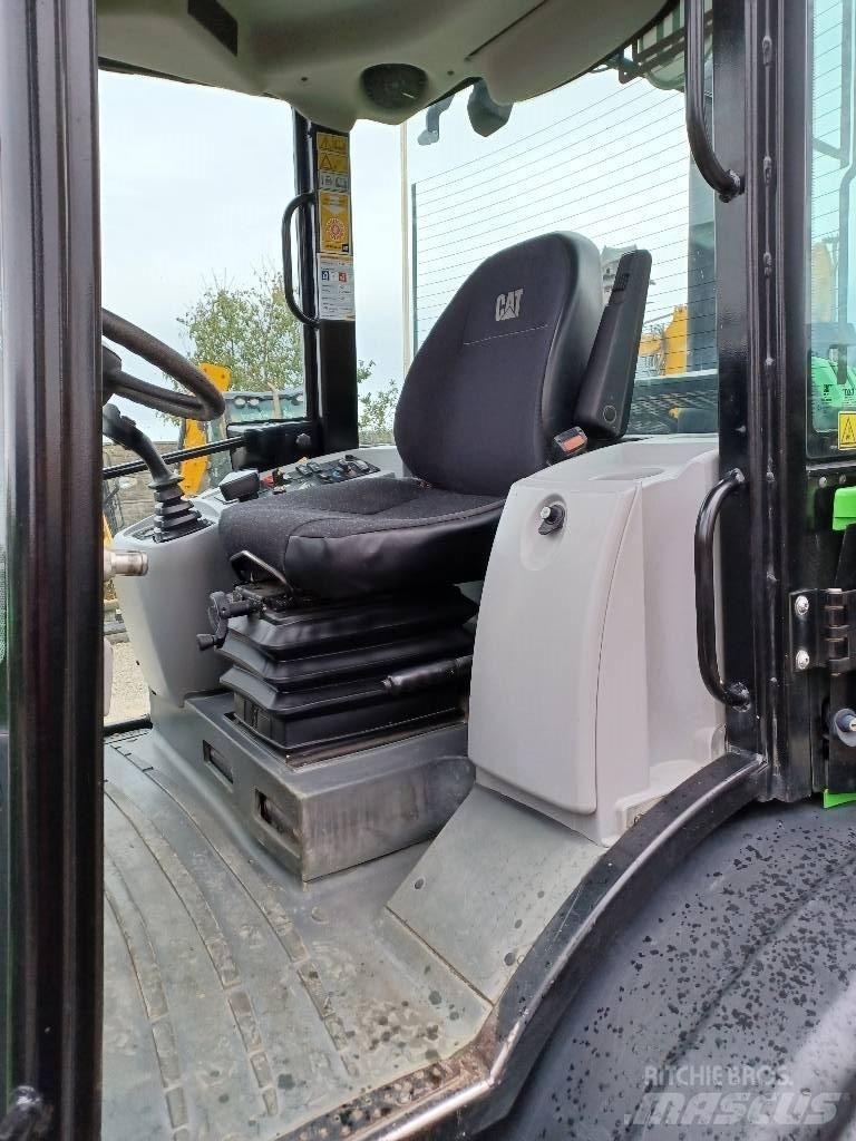 CAT 906M Pale gommate