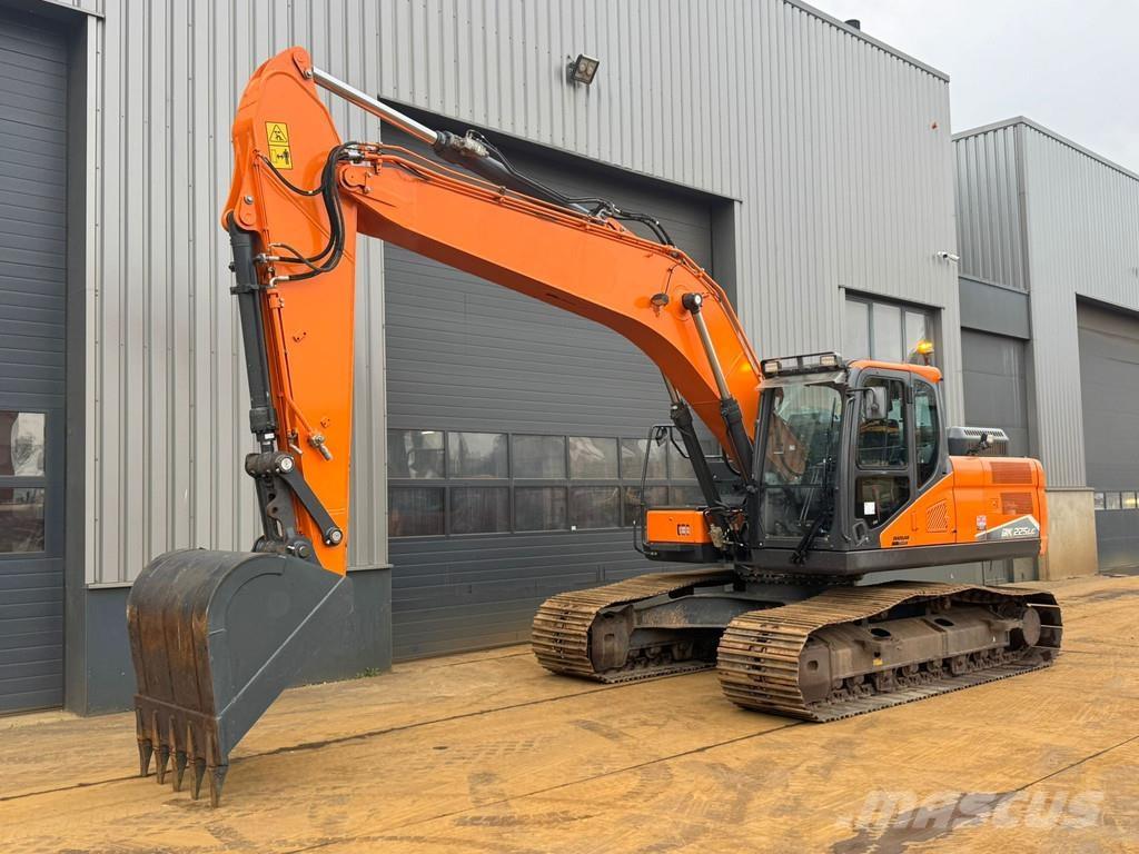 Doosan DX225LC-7 Escavatori cingolati