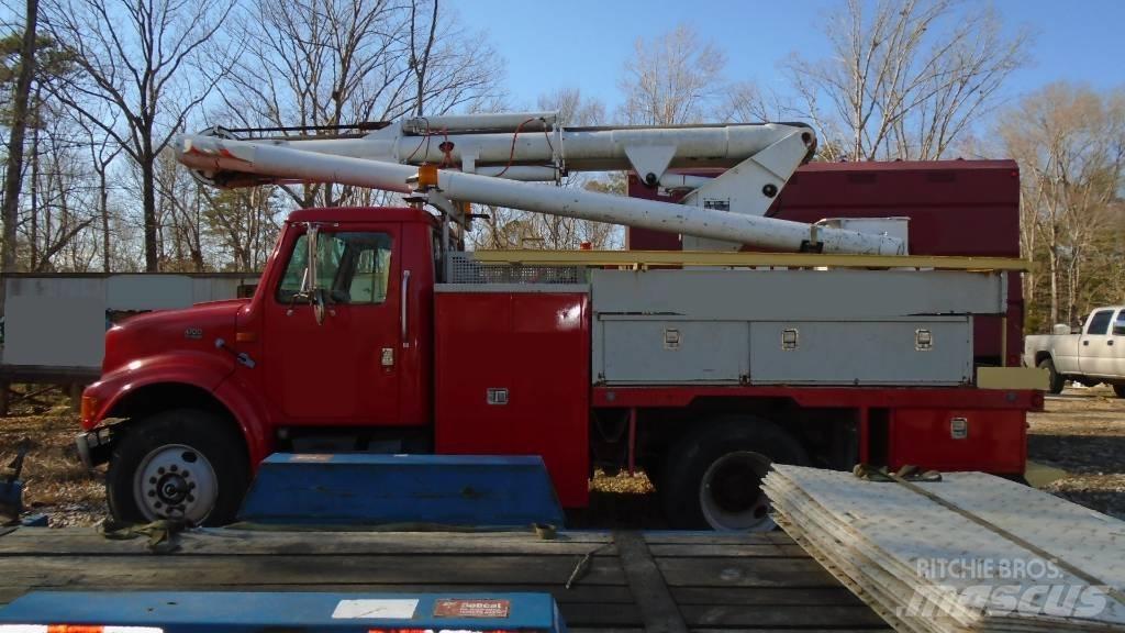 International 4700 Piattaforme autocarrate
