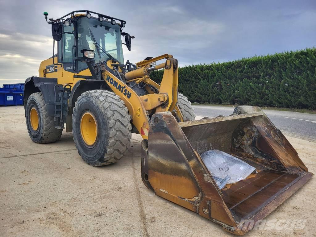 Komatsu WA200-8 Pale gommate