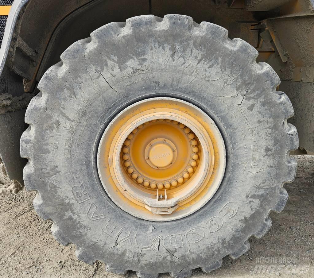 Volvo L 260 H Pale gommate