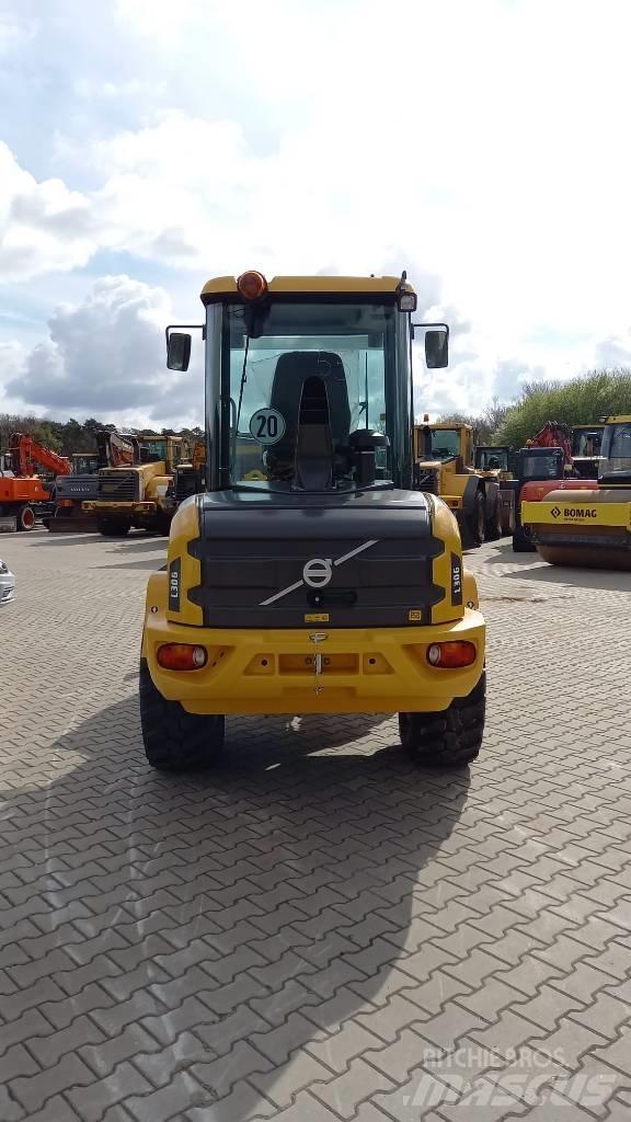Volvo L 30 G Pale gommate
