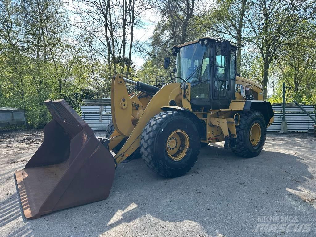 CAT 930M Pale gommate