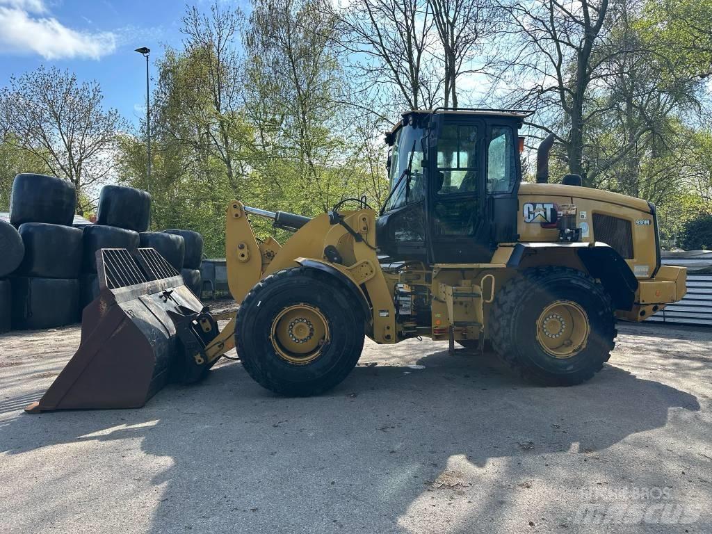CAT 930M Pale gommate