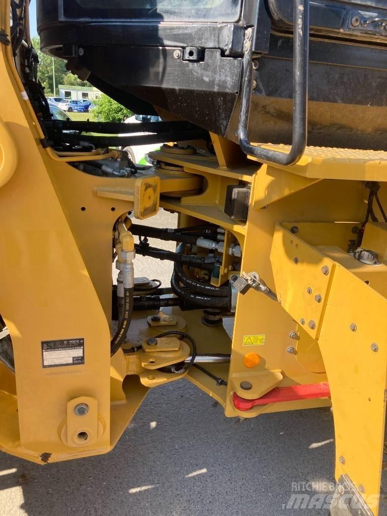 CAT 926M Pale gommate
