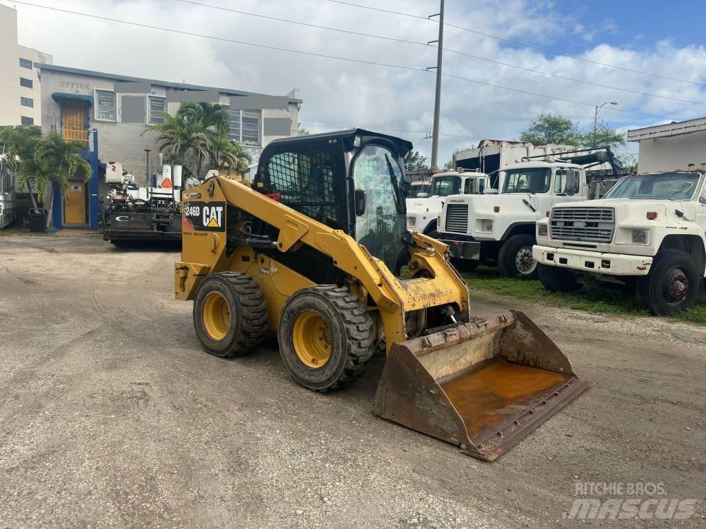 CAT 246 D Mini Pale Gommate