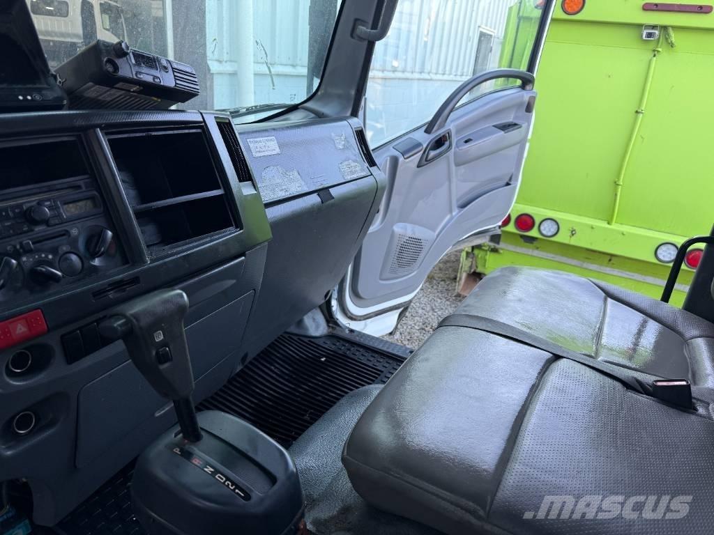 Isuzu NRR Camion dei rifiuti