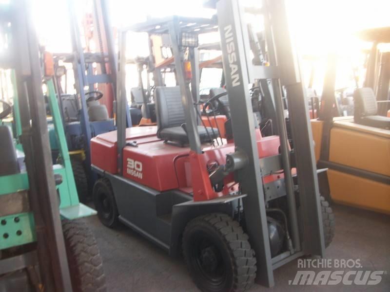 Nissan UGJ02M30 Carrelli elevatori GPL