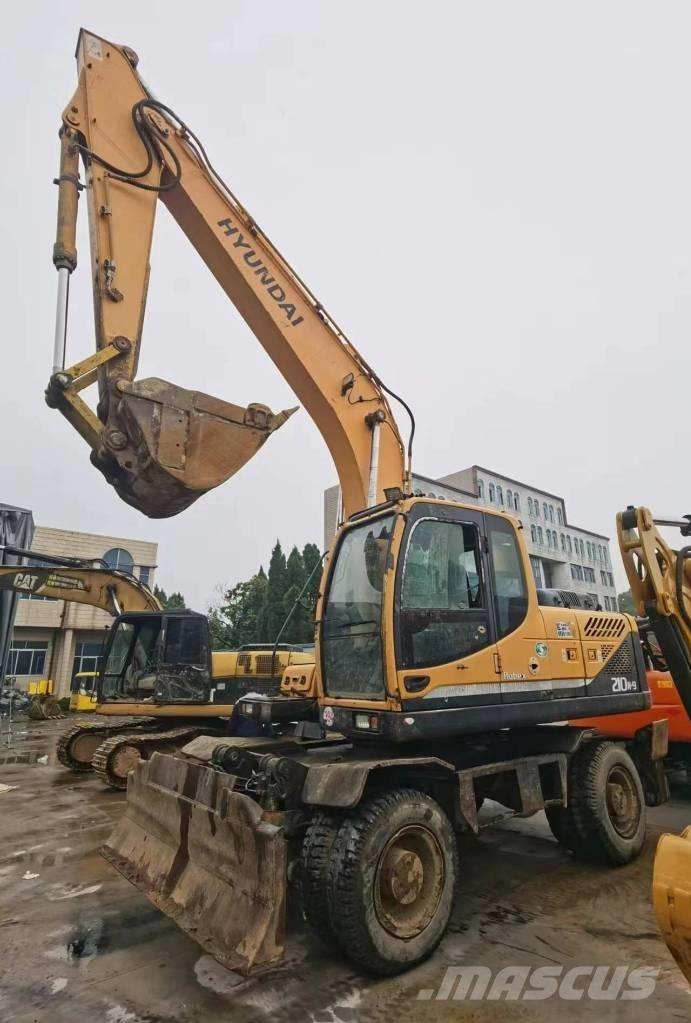 Hyundai R210W-9 Escavatori gommati