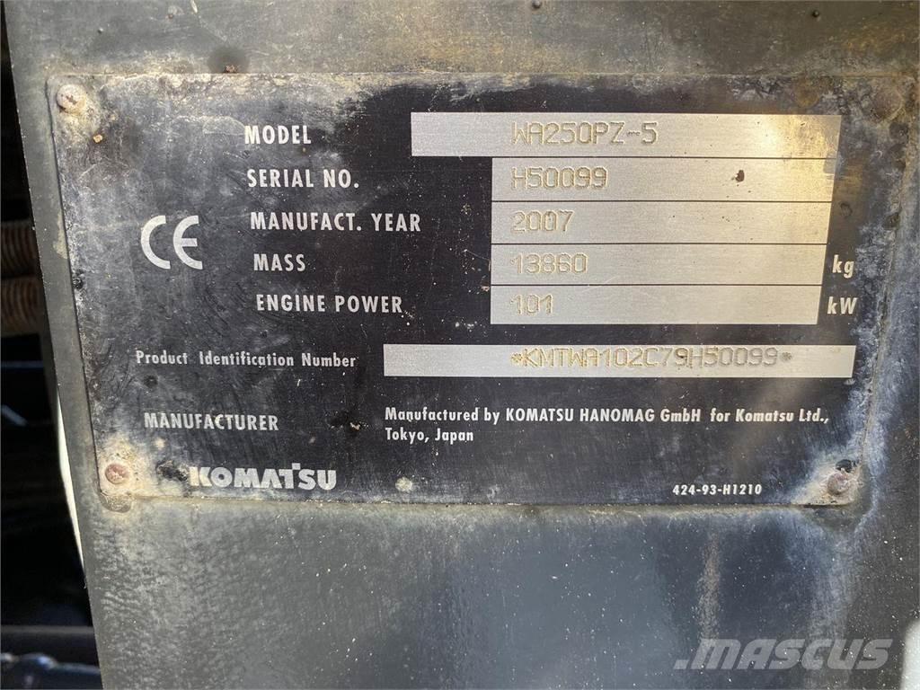 Komatsu WA250PZ-5 Pale gommate