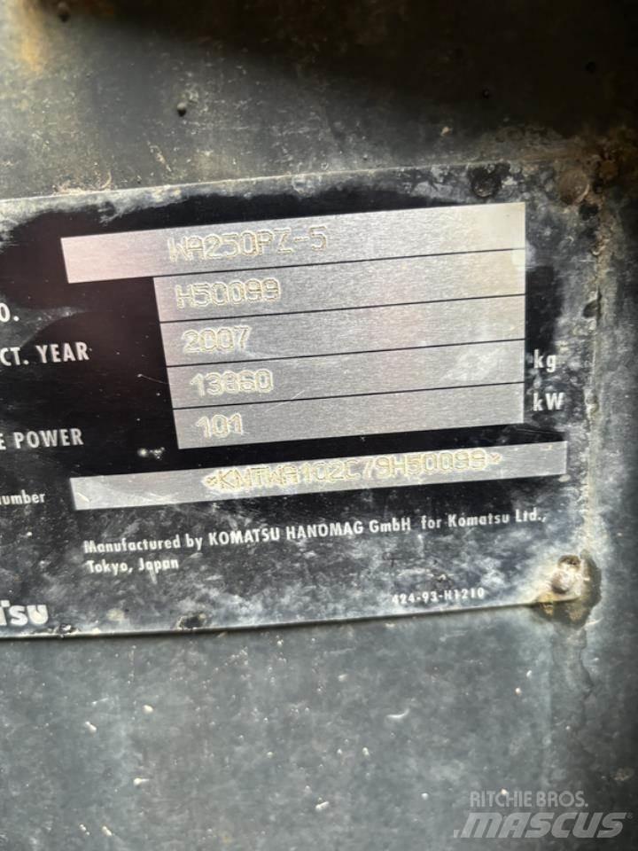 Komatsu WA250PZ-5 Pale gommate