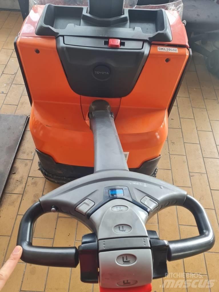 Toyota SWE080L Transpallet uomo a terra