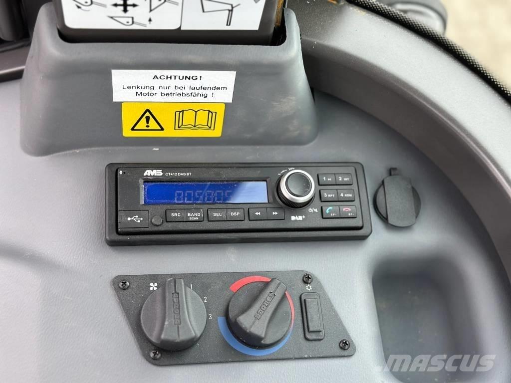 Mecalac AX 700 Pale gommate