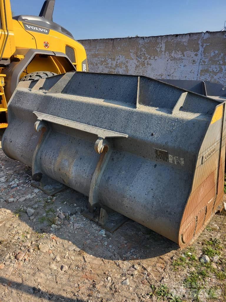 Volvo L 120 H Pale gommate