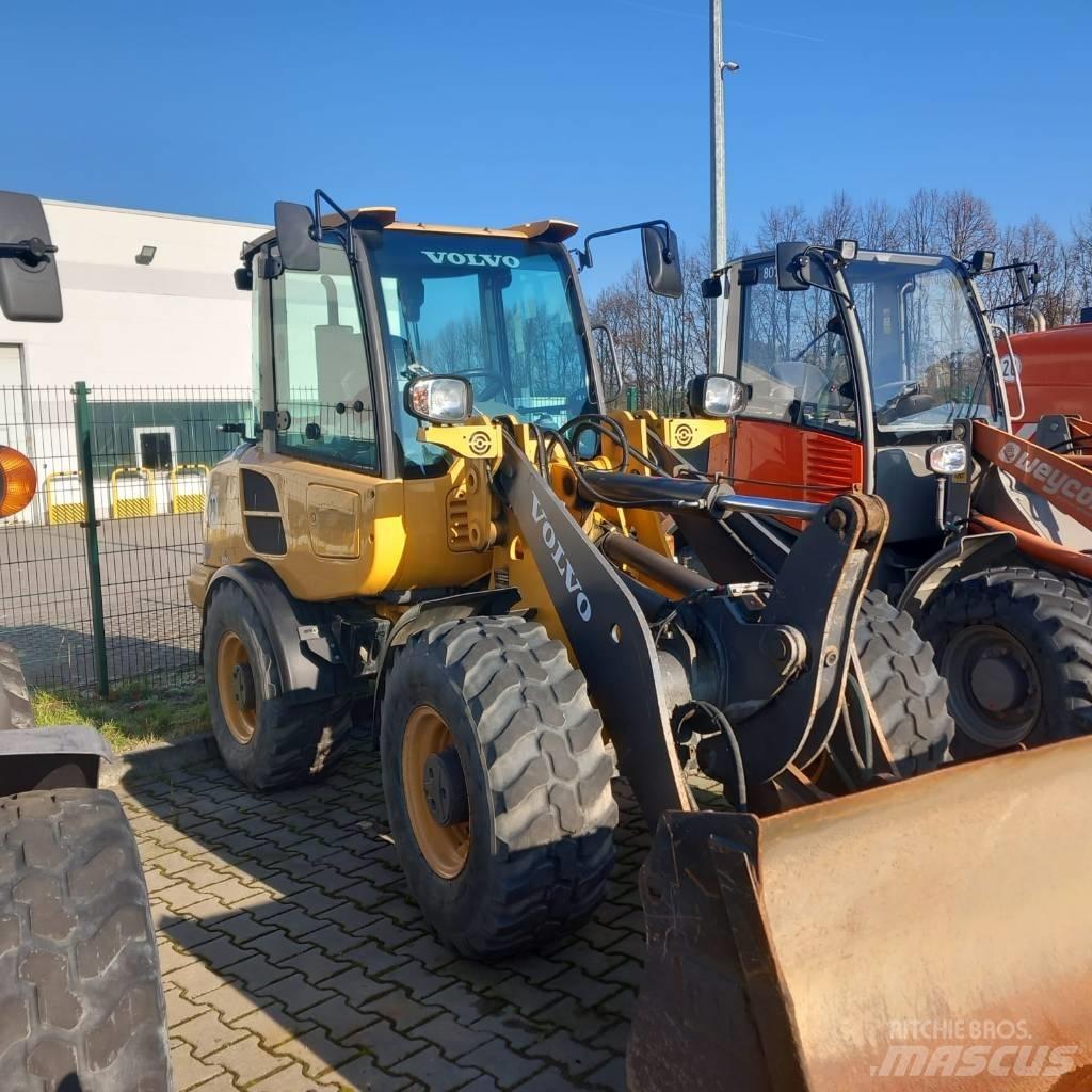 Volvo L 28 F Pale gommate
