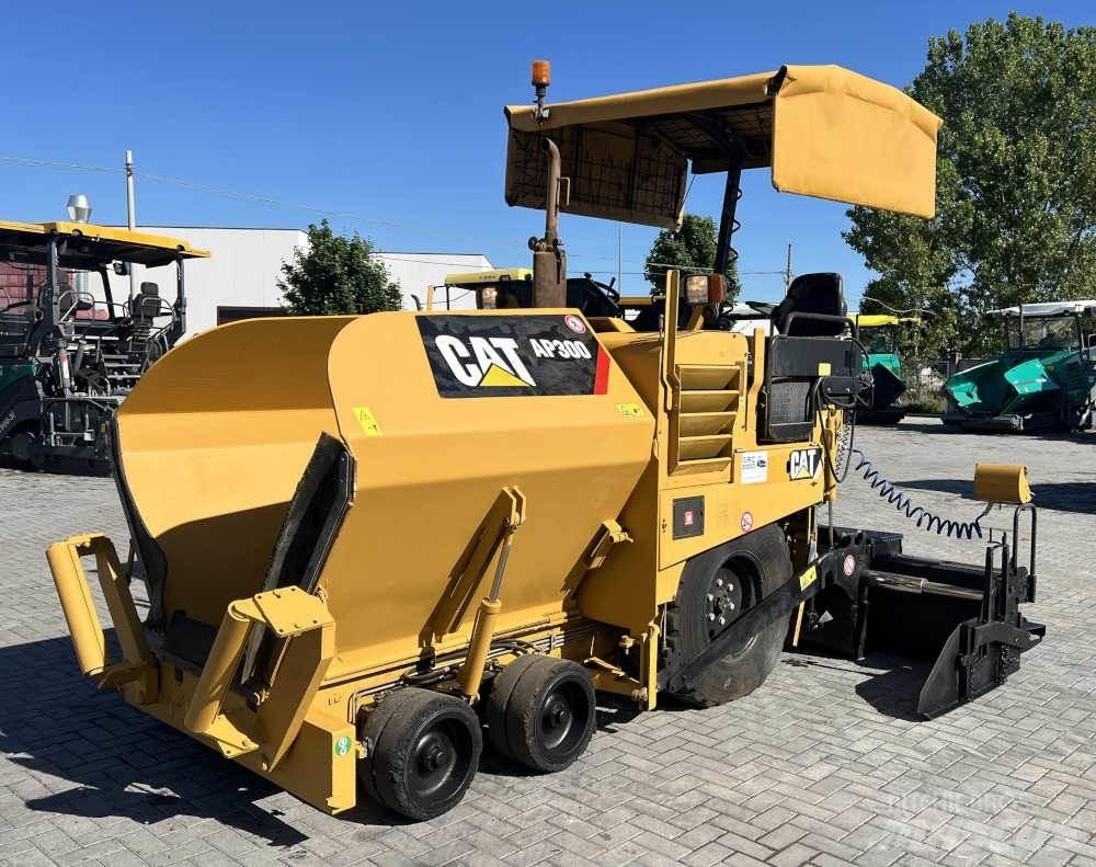 CAT AP 300 Finitrici