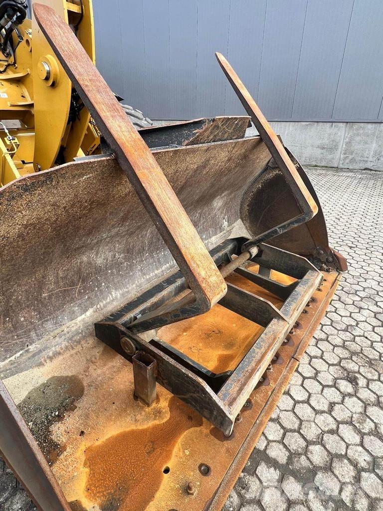 CAT 926M Pale gommate