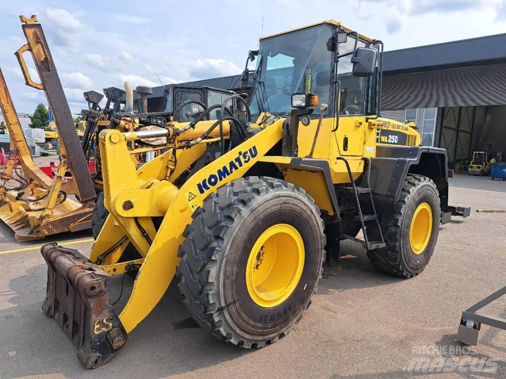 Komatsu WA 250-5H Pale gommate