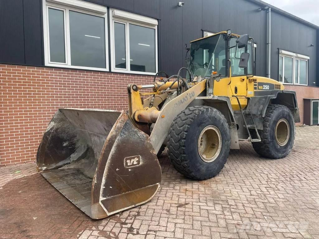 Komatsu WA250-5 Pale gommate
