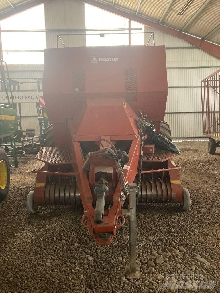 Hesston 4900 Presse quadre