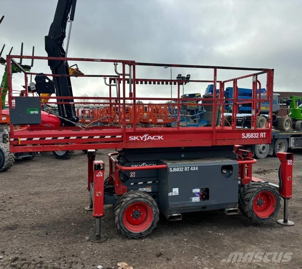SkyJack SJ 6832 RT Piattaforme a pantografo