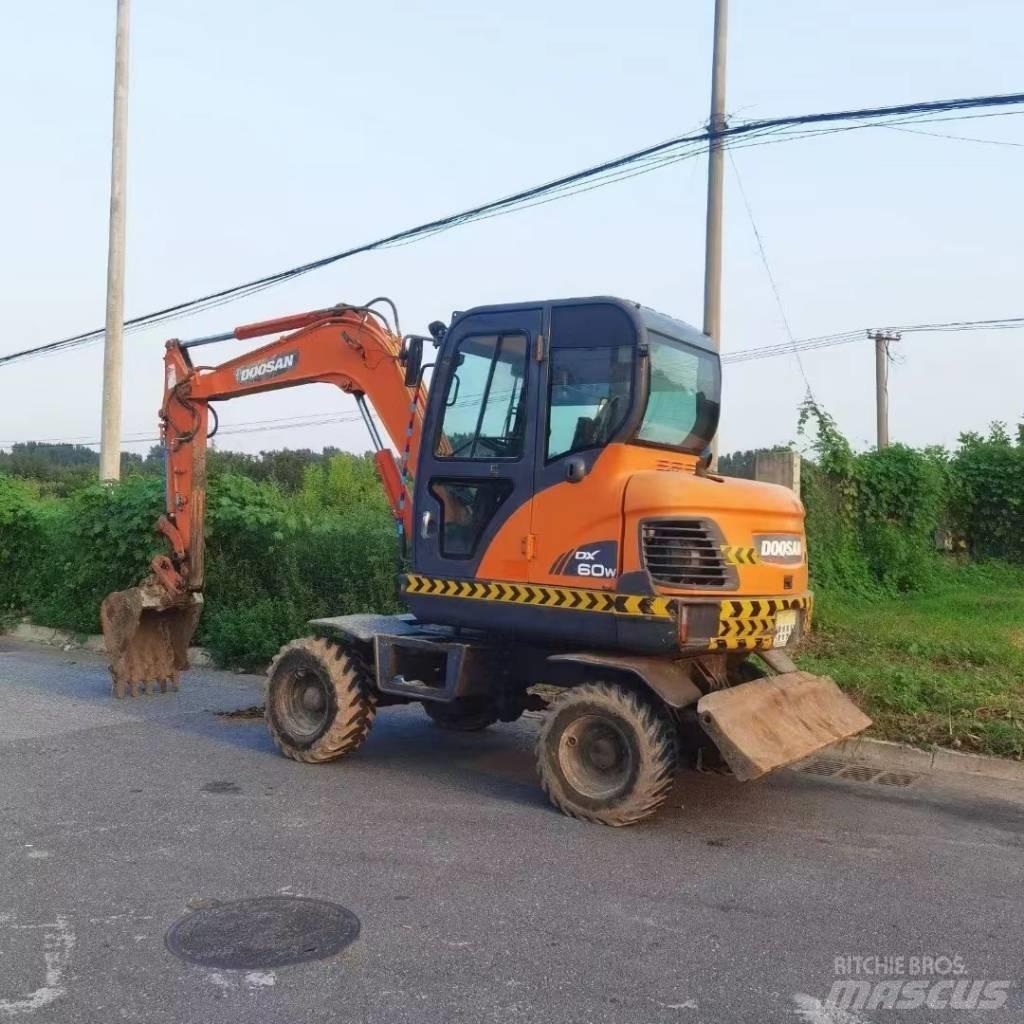 Doosan DX60W Escavatori gommati