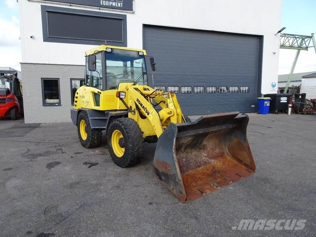 Komatsu WA65-3 Pale gommate