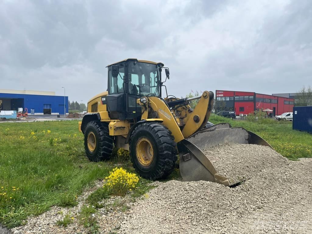 CAT 926M Pale gommate