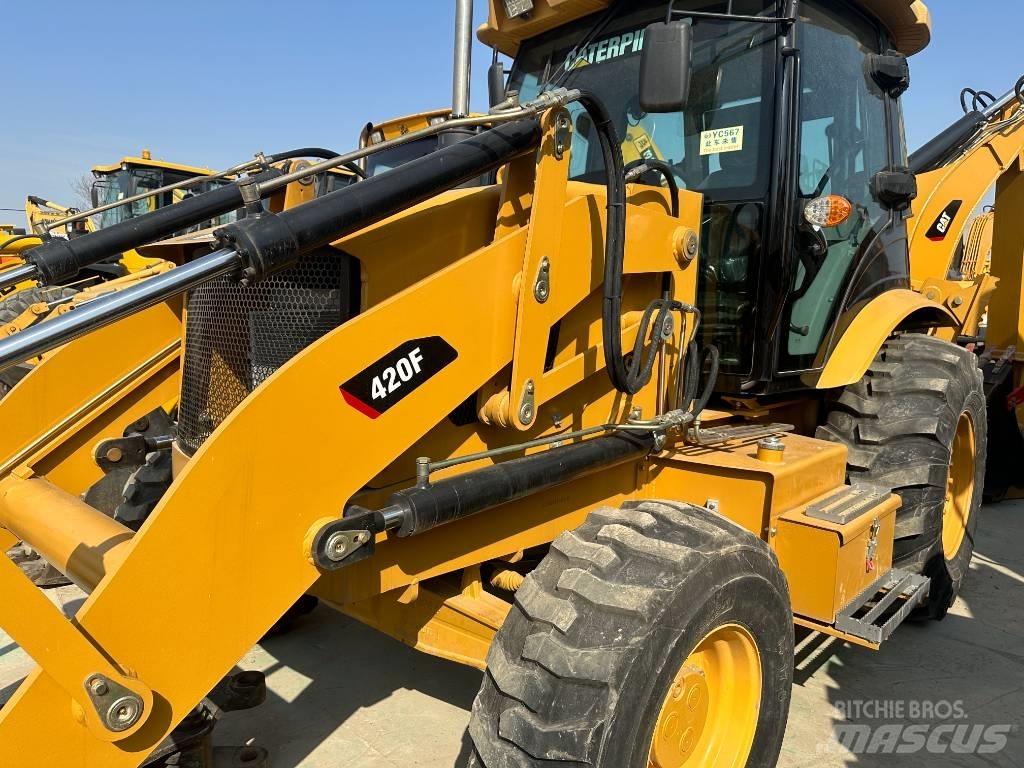 CAT 420F Pale gommate