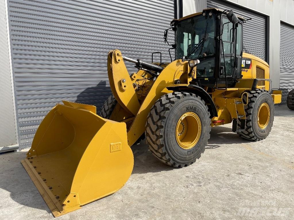CAT 926M Pale gommate